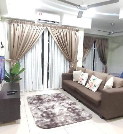 Ferienwohnung Dperdana -Dinies Pool,Wifi, Centre Of Kota Bharu, 4-5 Pax Exterior foto