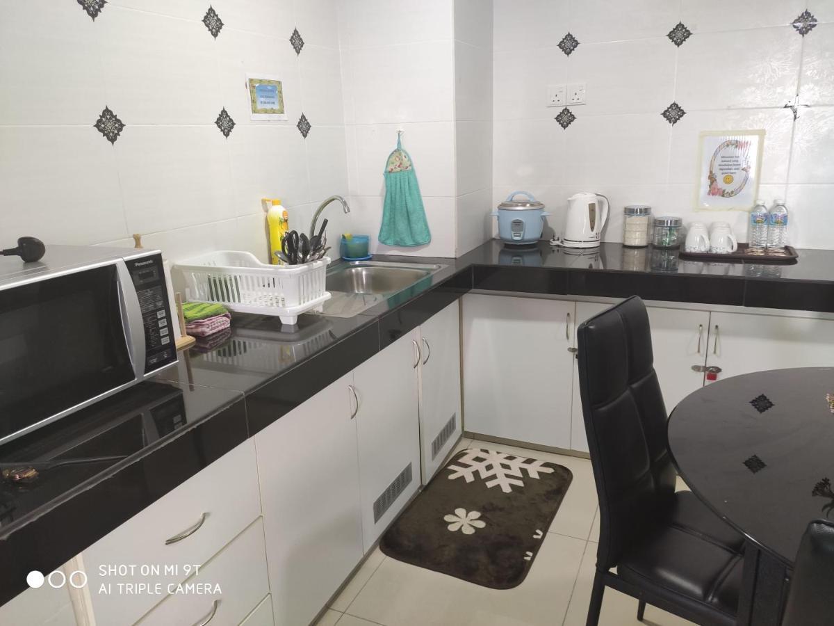 Ferienwohnung Dperdana -Dinies Pool,Wifi, Centre Of Kota Bharu, 4-5 Pax Exterior foto